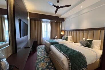 هتل Welcomheritage Grand, Srinagar