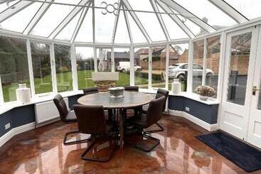 Moulton Lawn House B&b