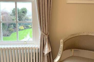 Moulton Lawn House B&b