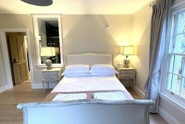 Moulton Lawn House B&b