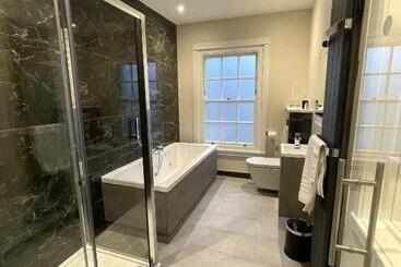 Moulton Lawn House B&b