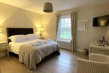 Moulton Lawn House B&b