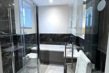 Moulton Lawn House B&b