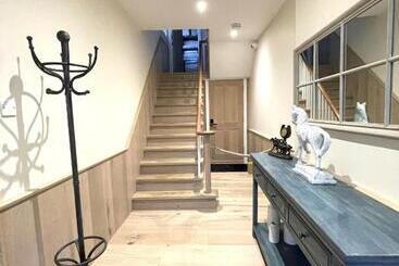 Moulton Lawn House B&b