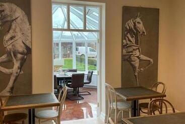 Moulton Lawn House B&b