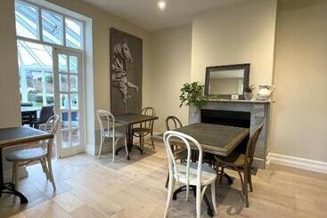Moulton Lawn House B&b