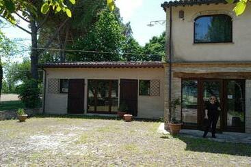هتل Casale Sul Clitunno