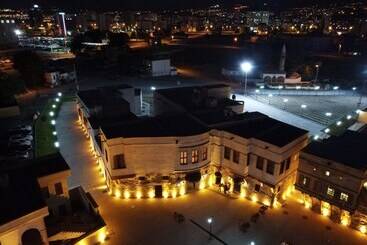 هتل Four Mansions