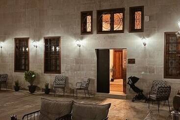 هتل Four Mansions