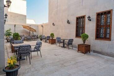 هتل Four Mansions