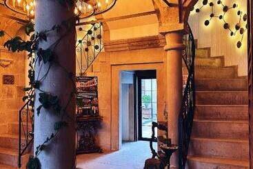 هتل Four Mansions