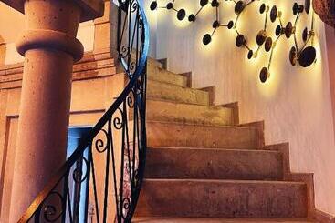 هتل Four Mansions
