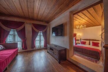 هتل Four Mansions