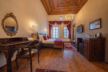 هتل Four Mansions