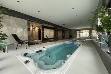 تختخواب و صبحانه Ikonik Spa