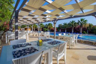 تختخواب و صبحانه Ladonia Hotels Zemda Gümüşlük