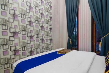 هتل Spot On 92570 Putri Guest House Syariah