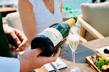 هتل Rooms At Haslar Marina