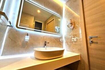 تختخواب و صبحانه Astoria Supreme   Modern Boutique Suites