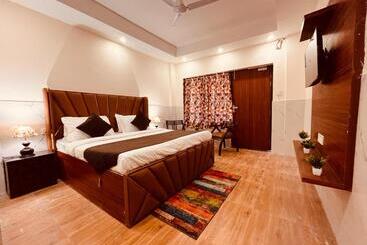 Отель River Grand Resort   A Peaceful Stay Kempty Fall Mussoorie
