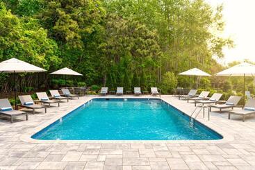 Отель Greyfinch Chatham Inn