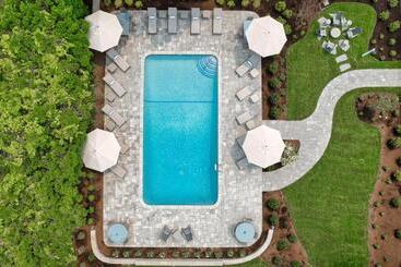 Отель Greyfinch Chatham Inn