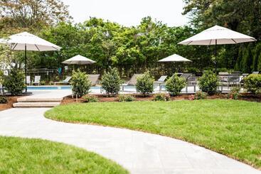 Отель Greyfinch Chatham Inn