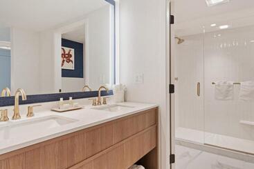 Отель Greyfinch Chatham Inn