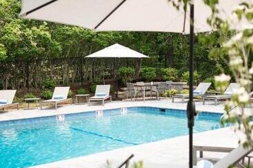 Отель Greyfinch Chatham Inn