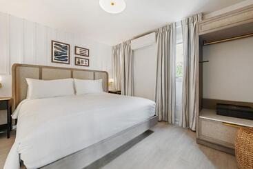 Отель Greyfinch Chatham Inn