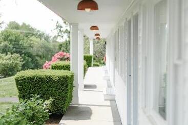 Отель Greyfinch Chatham Inn