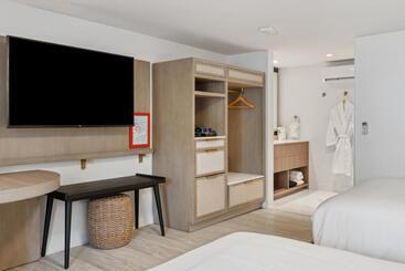 Отель Greyfinch Chatham Inn
