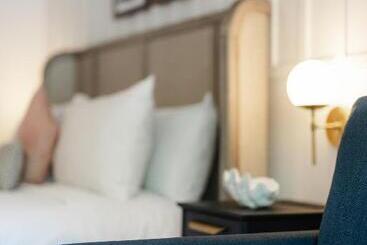 Отель Greyfinch Chatham Inn