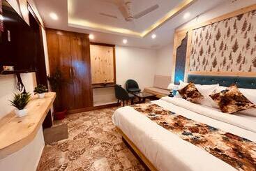 酒店 Pinerock Resort, Mussoorie ! Luxury Rooms ! Mountain View ! Open Terrace ! Cafe