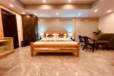 酒店 Pinerock Resort, Mussoorie ! Luxury Rooms ! Mountain View ! Open Terrace ! Cafe