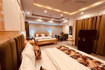 酒店 Pinerock Resort, Mussoorie ! Luxury Rooms ! Mountain View ! Open Terrace ! Cafe