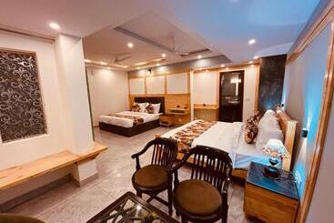 酒店 Pinerock Resort, Mussoorie ! Luxury Rooms ! Mountain View ! Open Terrace ! Cafe