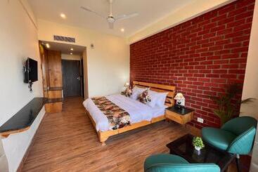 酒店 Pinerock Resort, Mussoorie ! Luxury Rooms ! Mountain View ! Open Terrace ! Cafe