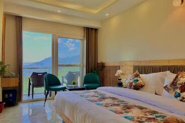 酒店 Pinerock Resort, Mussoorie ! Luxury Rooms ! Mountain View ! Open Terrace ! Cafe