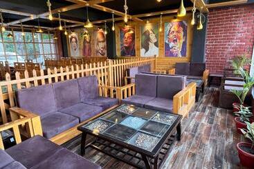 酒店 Pinerock Resort, Mussoorie ! Luxury Rooms ! Mountain View ! Open Terrace ! Cafe
