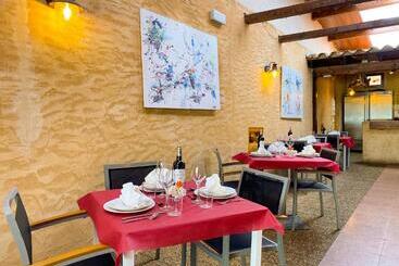 هتل Hostal Ainoa
