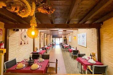 هتل Hostal Ainoa