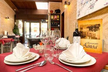 هتل Hostal Ainoa