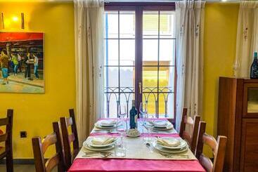 هتل Hostal Ainoa