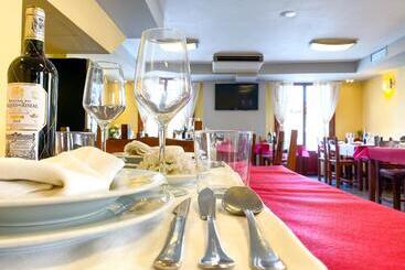 هتل Hostal Ainoa