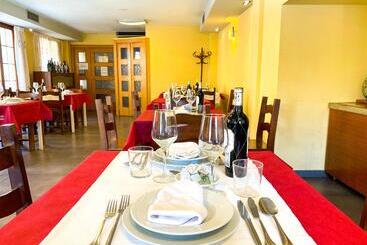 هتل Hostal Ainoa