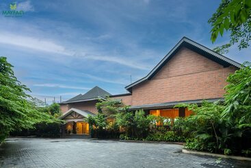 هتل Mayfair Spring Valley Resort Guwahati