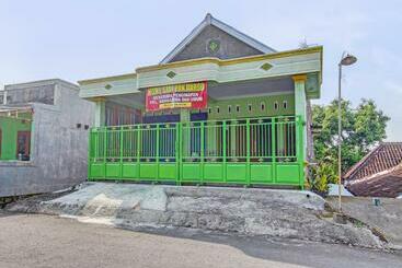 هتل Spot On 92535 Guest House Pak Darso