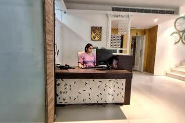 The Sky Imperial Hotel Yahvi