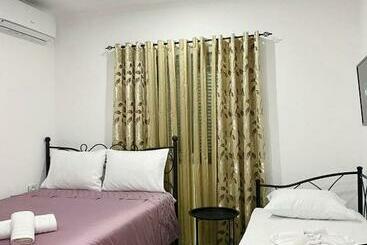 تختخواب و صبحانه Arti Apartments